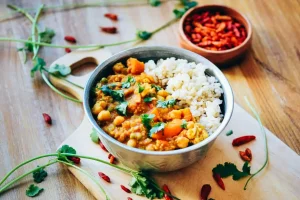 Curry de garbanzos con jengibre y curcuma